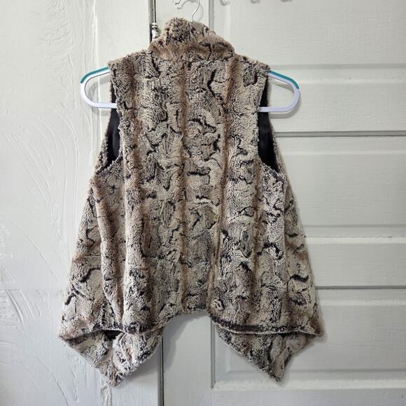 The Limited Woman's Faux Fur Vest size XS/S. "DRY CLEAN ONLY" - Picture 4 of 8